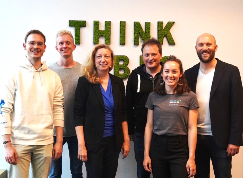 Das Bild zeigt sechs Menschen