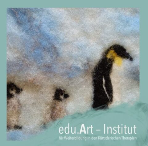Filzbild mit einem großen dunklen Pinguin und zwei kleineren Pinguinen vor hellem, wolkigem Hintergrund in Blau- und Cremetönen; unten der Schriftzug „edu.Art –