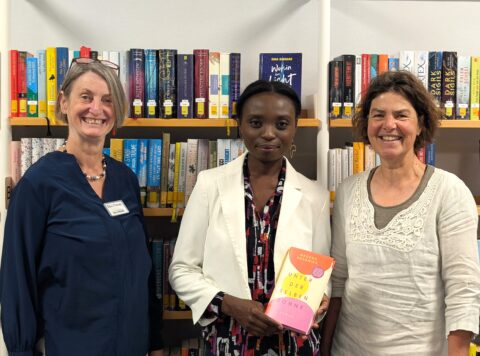 Das Bild zeigt drei Frauen