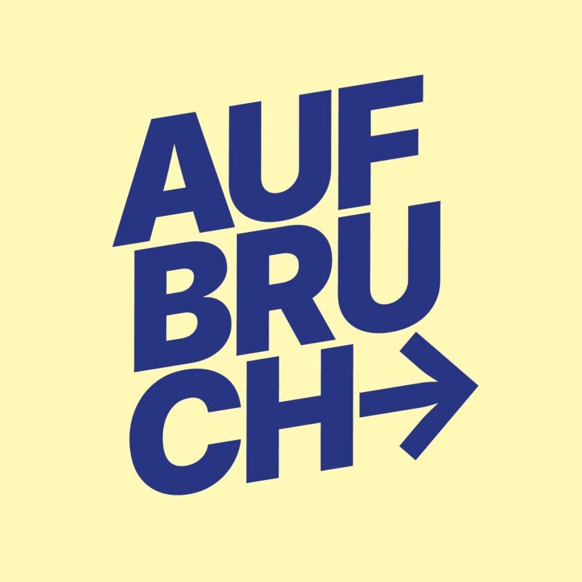 Grafik mit dem Wort „AUFBRUCH“ in drei Zeilen in großer, dunkelblauer Blockschrift auf hellgelbem Hintergrund, gefolgt von einem blauen Pfeil nach rechts.