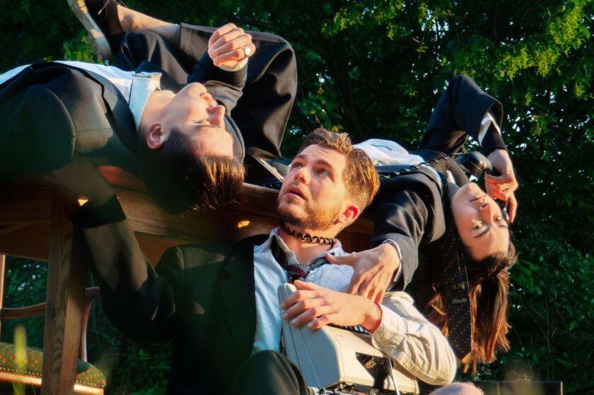 Titelbild vom Bachelor-Studium Wirtschaft & Schauspiel an der Alanus Hochschule mit 3 Studierenden