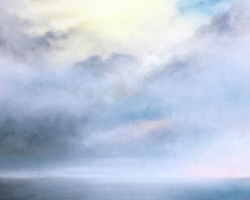 Sanftes, pastellfarbenes Gemälde eines ruhigen Meeres unter einem weiten, wolkigen Himmel. Weiche Blau-, Grau- und Rosatöne verlaufen ineinander und schaffen ei