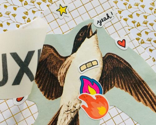 Collage mit einem gezeichneten Vogel mit ausgebreiteten Flügeln, verziert mit bunten Stickern wie einem Pflaster, Flammen, einem Herz, einem Stern und dem Schri