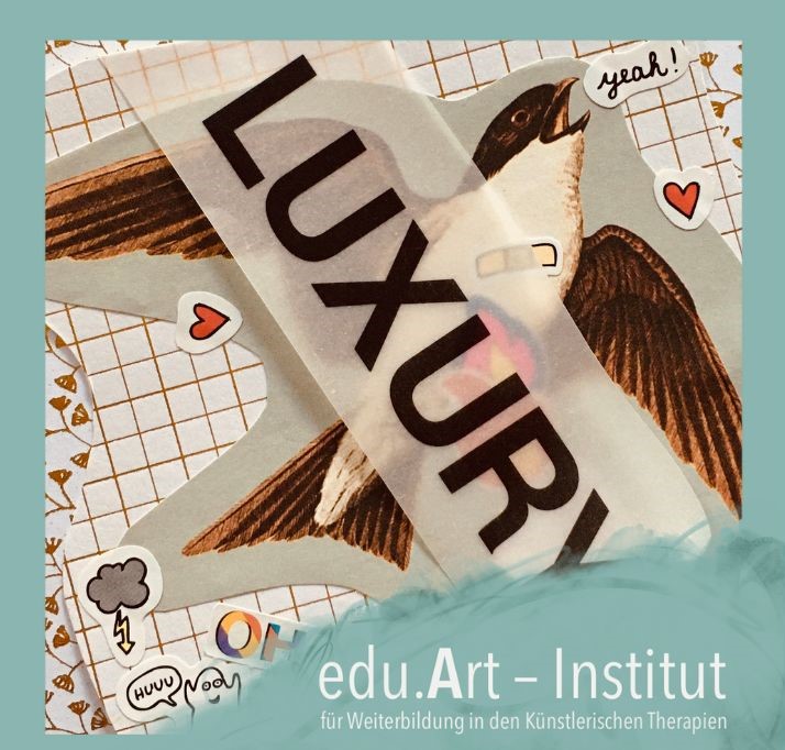 Collage mit einem fliegenden Vogel, überdeckt von einem transparenten Streifen mit dem großen Schriftzug „LUXURY“. Drumherum Sticker mit Herzen, Wolke und Sprec