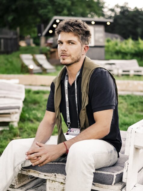 Das Bild zeigt eine junge Person