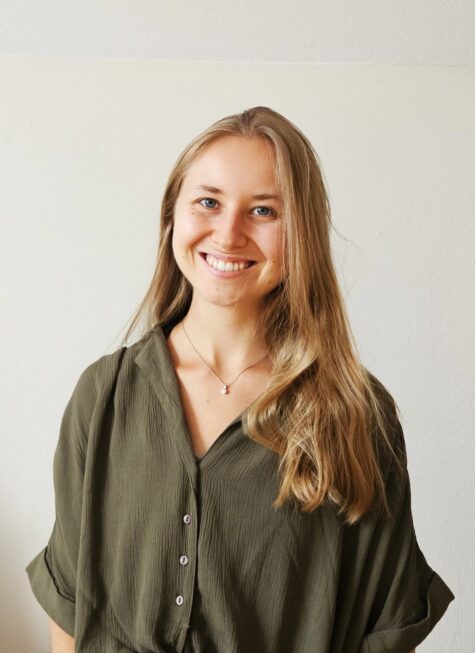 Das Bild zeigt eine junge Person.