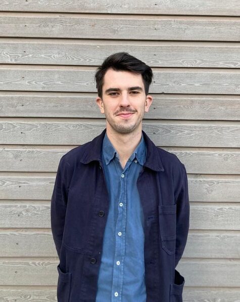 Das Bild zeigt eine junge Person.