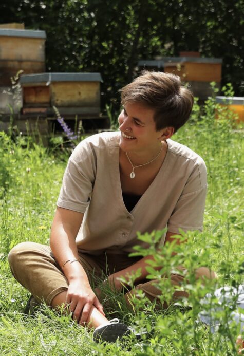 Das Bild zeigt eine junge Person.