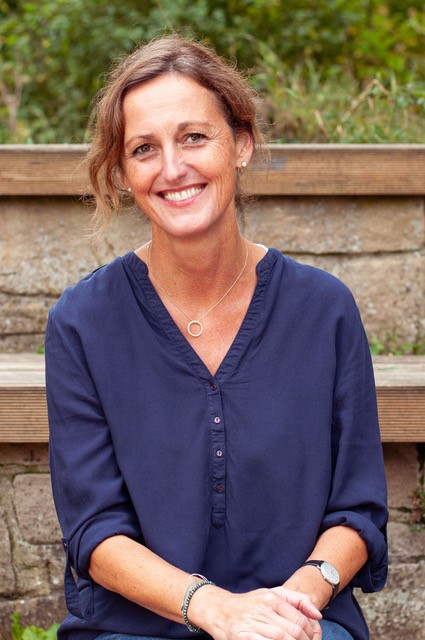 Das Bild zeigt eine junge Person.