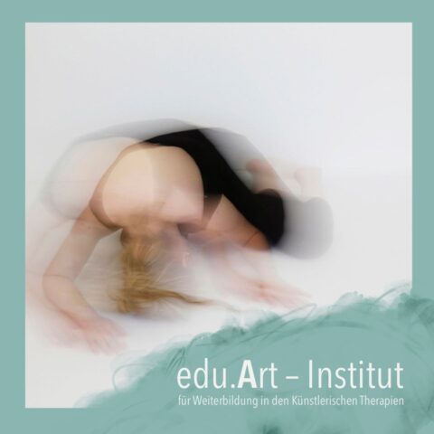 Verschwommene Aufnahme einer Person in schwarzer Kleidung, die sich auf einem hellen Boden nach vorne beugt, umgeben von einem türkisfarbenen Rand mit der Aufsc