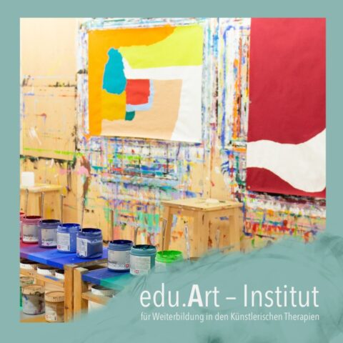 Atelierraum mit bunten Farbklecksen an den Wänden, zwei großformatigen abstrakten Bildern und einer Reihe geöffneter Farbtöpfe mit Pinseln im Vordergrund. Unten