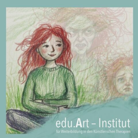 Illustration einer jungen Frau mit roten Haaren und grünem Pullover, die mit verschränkten Armen im Gras sitzt und ruhig lächelt. Im Hintergrund sind schemenhaf