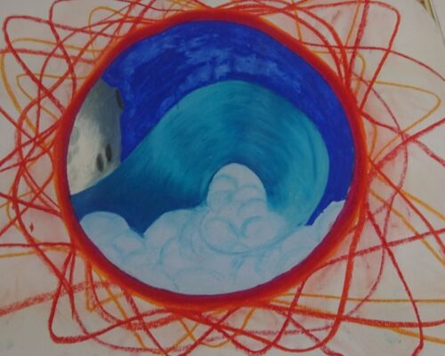 Abstrakte Welle im Kreis mit rotem Spirograph-Rahmen Buntes abstraktes Bild: In der Mitte ein runder Kreis mit einer großen türkisblauen Welle und weißen Schaumwolken auf dunkelblauem Hintergrund, links ein grauer