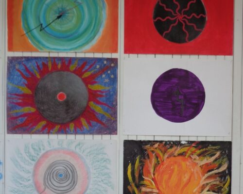 Sechs farbintensive, abstrakte Kreis-Gemälde an einer Wand Sechs abstrakte, kreisförmige Gemälde hängen in zwei Spalten und drei Reihen an einer weißen Wand. Jedes Bild zeigt eine andersfarbige, energetisch wirkende Kre