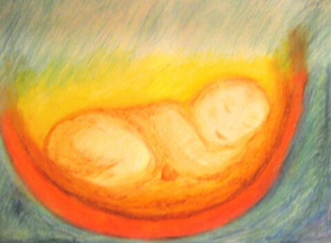 Abstraktes, pastellfarbenes Gemälde eines eingerollten Babys, das in warmen Gelb‑, Orange‑ und Rottönen von einer leuchtenden Schale umhüllt ist, umgeben von kü