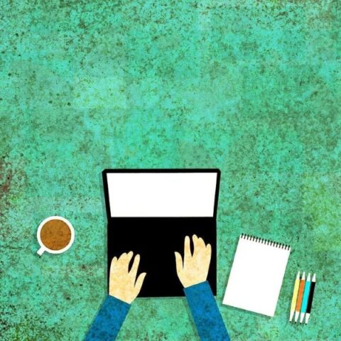Illustration aus der Vogelperspektive: Zwei Hände tippen auf einem aufgeklappten Laptop, daneben stehen eine Tasse Kaffee, ein Notizblock und einige Buntstifte