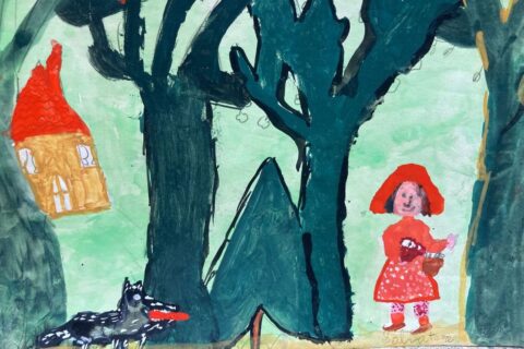 Buntes Kinderbild von Rotkäppchen im Wald: Rechts steht ein Mädchen mit rotem Umhang, rotem Kleid und Korb in der Hand, links unten lauert ein schwarzer Wolf mi