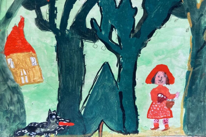 Buntes Kinderbild von Rotkäppchen im Wald: Rechts steht ein Mädchen mit rotem Umhang, rotem Kleid und Korb in der Hand, links unten lauert ein schwarzer Wolf mi