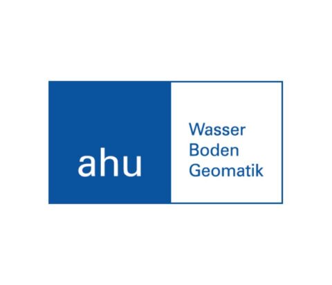 Logo mit einem blauen und einem weißen Rechteck. Links im blauen Abschnitt steht 'ahu', rechts im weißen Abschnitt stehen die Wörter 'Wasser Boden Geomatik' ver