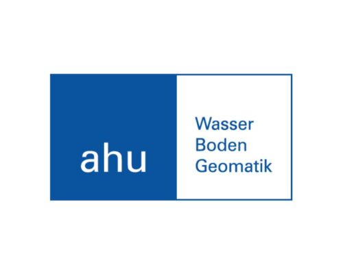 Logo mit einem blauen und einem weißen Rechteck. Links im blauen Abschnitt steht 'ahu', rechts im weißen Abschnitt stehen die Wörter 'Wasser Boden Geomatik' ver