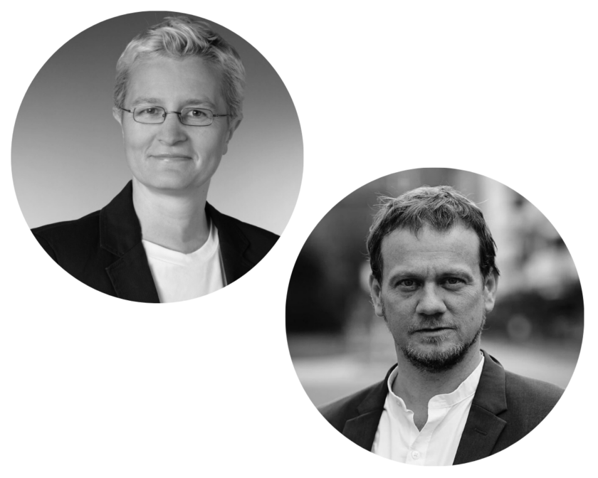 Zwei schwarz-weiße Porträts von Personen in formeller Kleidung. Eine Person mit kurzen Haaren und Brille lächelt dezent, die andere Person mit kurzem Haar und B