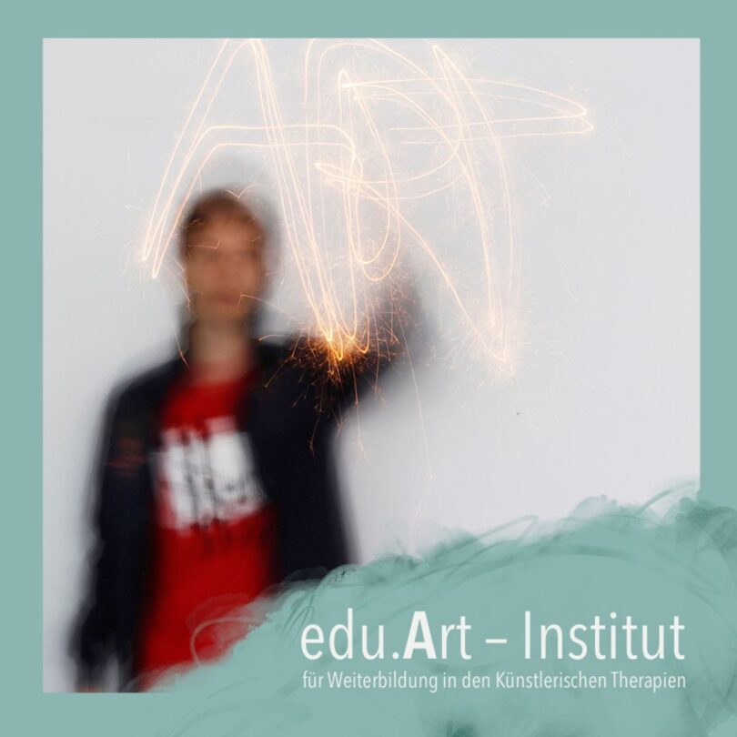 Unscharfe Person vor hellem Hintergrund, die mit einer Wunderkerze das Wort „Art“ in die Luft malt; unten im Bild steht der Schriftzug „edu.Art – Institut für W