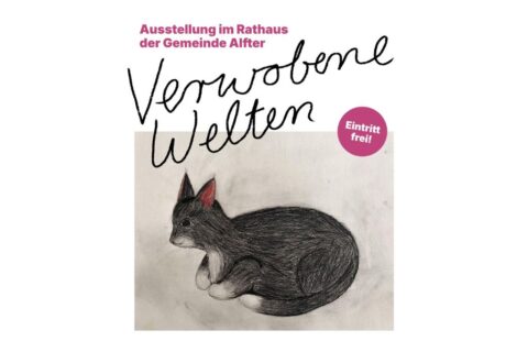 Plakat für eine Ausstellung im Rathaus der Gemeinde Alfter mit dem Titel „Verwobene Welten“. Darunter ist eine gezeichnete, zusammengerollt schlafende Katze in