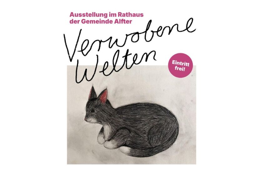 Plakat für eine Ausstellung im Rathaus der Gemeinde Alfter mit dem Titel „Verwobene Welten“. Darunter ist eine gezeichnete, zusammengerollt schlafende Katze in