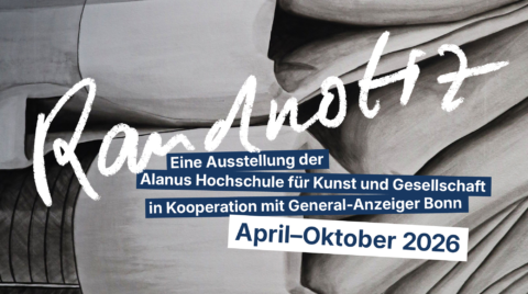 Plakat zur Ausstellung „Randnotiz“ mit einer abstrakten, grauen Stoff- oder Faltenzeichnung im Hintergrund. In großer weißer Schreibschrift steht „Randnotiz“. D