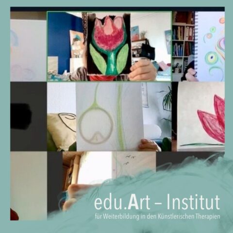 Collage aus Screenshots eines Online-Kurses, in dem mehrere Personen ihre bunt gemalten Bilder vor die Kamera halten, darunter Blüten, abstrakte Formen und orga