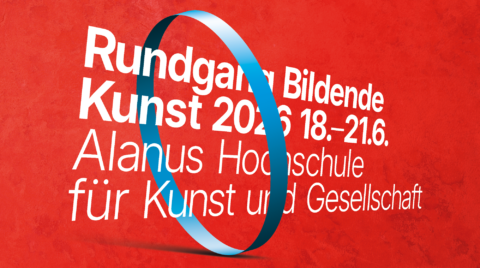 Rotes Plakat mit weißer, schräg gesetzter Schrift: „Rundgang Bildende Kunst 2026 18.–21.6. Alanus Hochschule für Kunst und Gesellschaft“. Ein breites, blaues, r