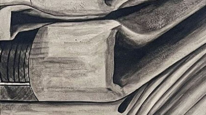 Schwarz-weiße Nahaufnahme einer Bleistift- oder Kohlezeichnung, die gefaltete Stoffbahnen und weiche, übereinander liegende Texturen mit starken Hell-Dunkel-Kon