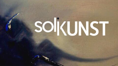Grafisches Banner mit dem Wort „soliKUNST“ in weißer Schrift auf abstraktem, malerischem Hintergrund in Beige- und Dunkelblautönen.