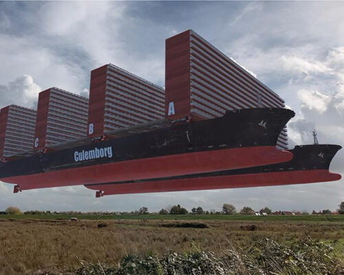 Surreale schwebende Containerschiffe über niederländischer Landschaft Fotocollage mit riesigen Containerschiffen, die scheinbar in niedriger Höhe über einer winterlichen und grünen Landschaft schweben. Links beobachten Menschen mi
