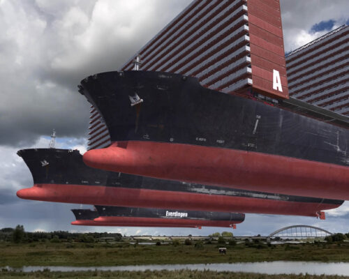 Schwebende Containerschiffe über Flusslandschaft Surreale Fotomontage von mehreren riesigen Containerschiffen, die knapp über einer grünen Flusslandschaft schweben. Die Schiffe haben schwarze Rümpfe mit roten