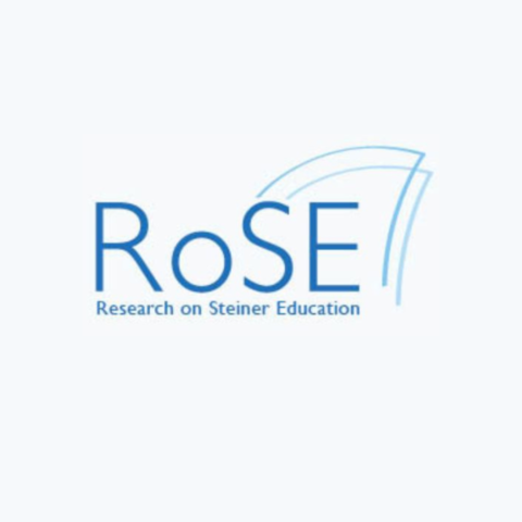 Logo mit dem Schriftzug „RoSE – Research on Steiner Education“ in blauer Schrift, darüber stilisierte, geschwungene Linien.