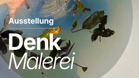 Grafik zur Ausstellung „Denk Malerei“ mit weißer Typografie vor einer Fotografie von schwimmenden Blättern und einer Hand in einer bläulich schimmernden Wassers