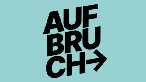 Grafik mit dem Wort „AUFBRUCH“ in großen schwarzen Blockbuchstaben auf hellblauem Hintergrund, rechts vom Wort zeigt ein schwarzer Pfeil nach rechts.
