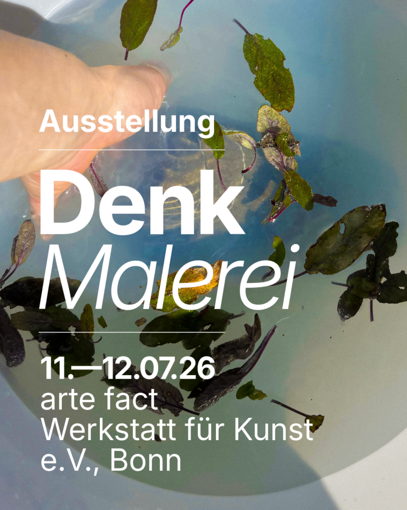 Plakat für eine Kunstausstellung mit dem Titel „Denk Malerei“. Im Hintergrund taucht eine Hand Blätter in eine helle, wassergefüllte Schale. Der Text informiert