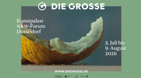 Plakat für die Ausstellung „DIE GROSSE“ im Kunstpalast NRW-Forum Düsseldorf. Im Zentrum steht ein realistisches Gemälde einer halb geschälten, orangefarbenen Me