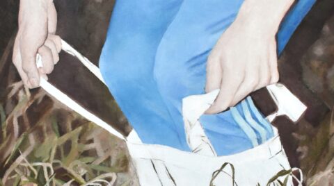 Gemalte Nahaufnahme von zwei Händen, die die Henkel einer weißen Stofftasche halten. In der Tasche steckt ein blaues Kleidungsstück, im Hintergrund sind braune