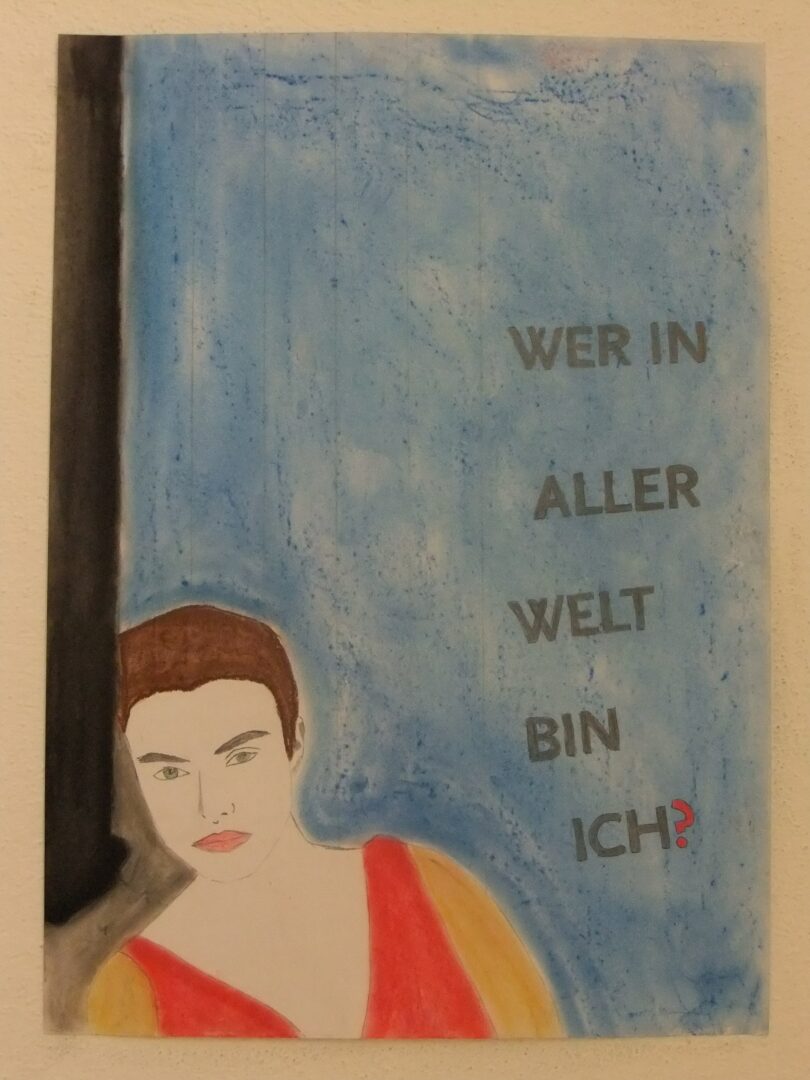 Gemälde einer nachdenklichen Person mit kurzen braunen Haaren und rotem Oberteil, die neben einem dunklen Streifen am linken Bildrand steht. Der Hintergrund ist