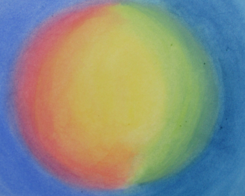 Abstraktes Aquarellbild eines großen, weichen Farbkreises: In der Mitte leuchtet ein gelber Kern, der nach links in warme Rot- und Orangetöne und nach rechts in