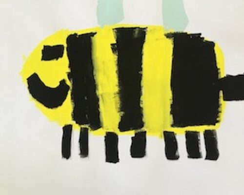 Fröhliche Kinderzeichnung einer Biene Kinderzeichnung einer gelb-schwarz gestreiften Biene mit einfachen rechteckigen Beinen und einem lächelnden Gesicht auf weißem Hintergrund.