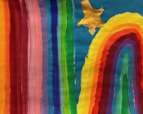 Regenbogen und Stern Buntes Kinderbild mit breiten, senkrechten Regenbogenstreifen links und einem großen, bogenförmigen Regenbogen rechts auf blauem Hintergrund, darüber ein golden