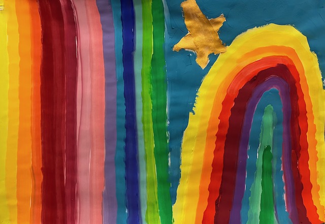 Buntes Kinderbild mit breiten, senkrechten Regenbogenstreifen links und einem großen, bogenförmigen Regenbogen rechts auf blauem Hintergrund, darüber ein golden
