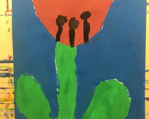 Bunte Kinderzeichnung einer roten Blume Kindliches Gemälde einer großen roten Blume mit drei schwarzen Staubgefäßen und kräftig grünem Stängel und Blättern vor blauem Hintergrund.