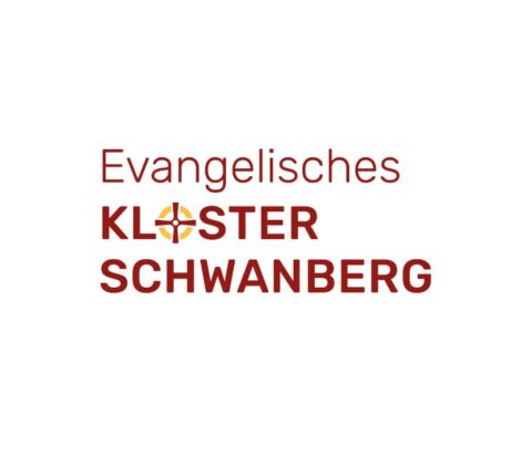 Logo mit der Aufschrift „Evangelisches Kloster Schwanberg“ in roter Schrift, wobei das Wort „Kloster“ ein stilisiertes gelb-rotes Kreuzsymbol als Buchstaben O e