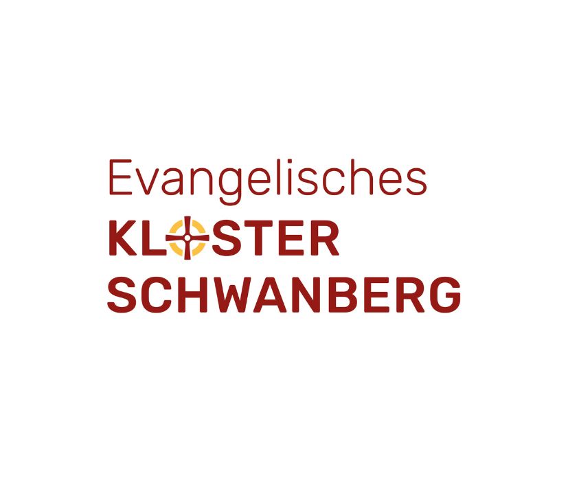 Logo mit der Aufschrift „Evangelisches Kloster Schwanberg“ in roter Schrift, wobei das Wort „Kloster“ ein stilisiertes gelb-rotes Kreuzsymbol als Buchstaben O e