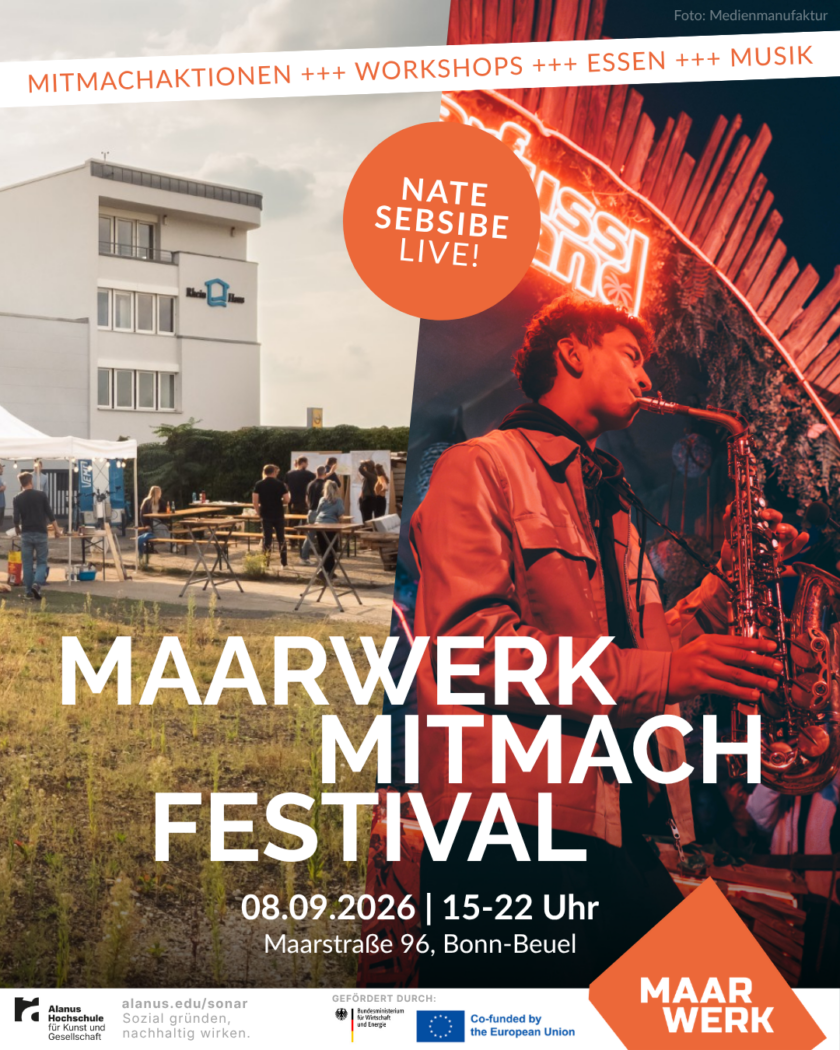 Festivalplakat für das „Maarwerk Mitmach Festival“ mit geteilter Bildgestaltung: Links ein sonniger Außenbereich mit Menschen an Biertischen vor einem modernen